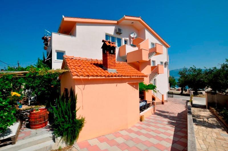 Marinovi Dvori Apartment Slatine Exterior photo